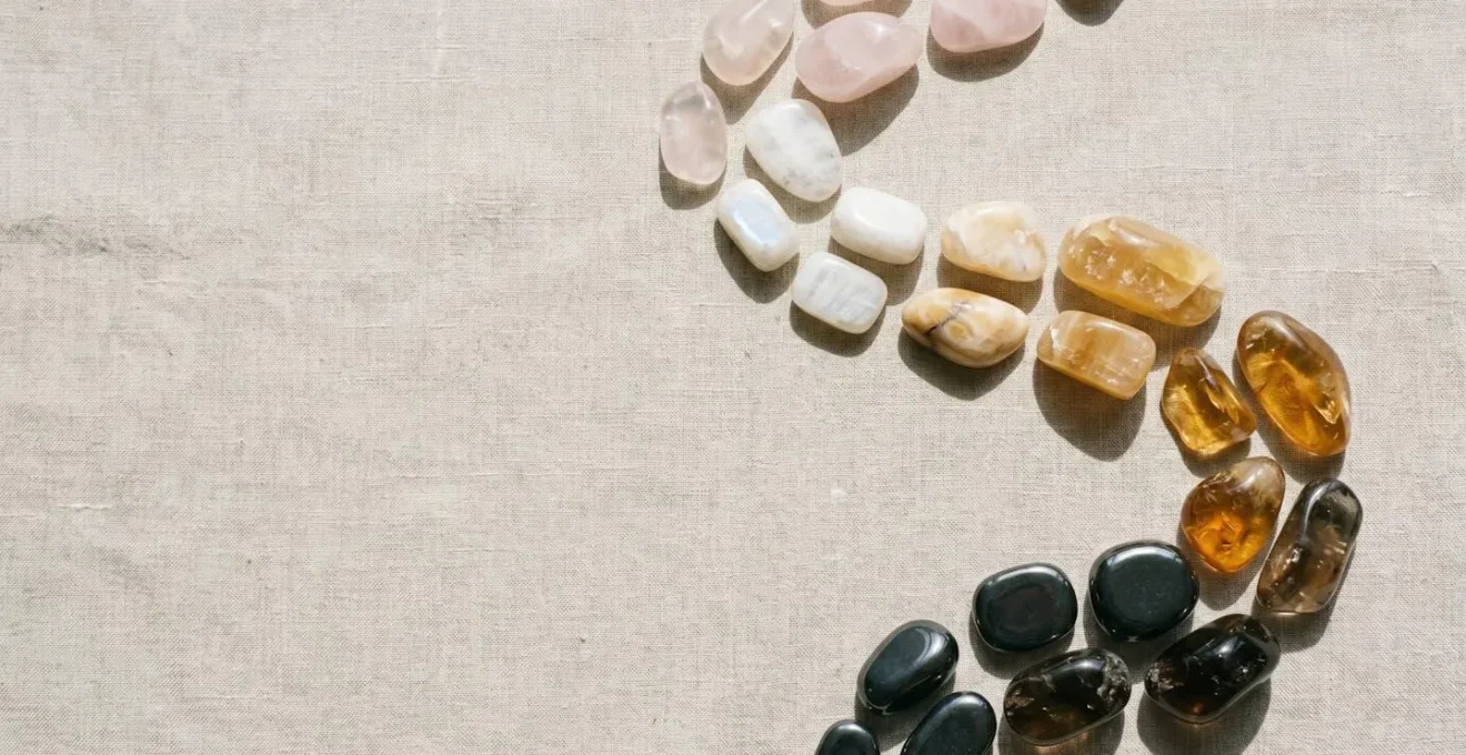 Pierres naturelles disposées sur le corps pour une séance de méditation balayage corporel
