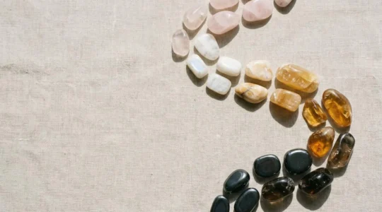 Pierres naturelles disposées sur le corps pour une séance de méditation balayage corporel