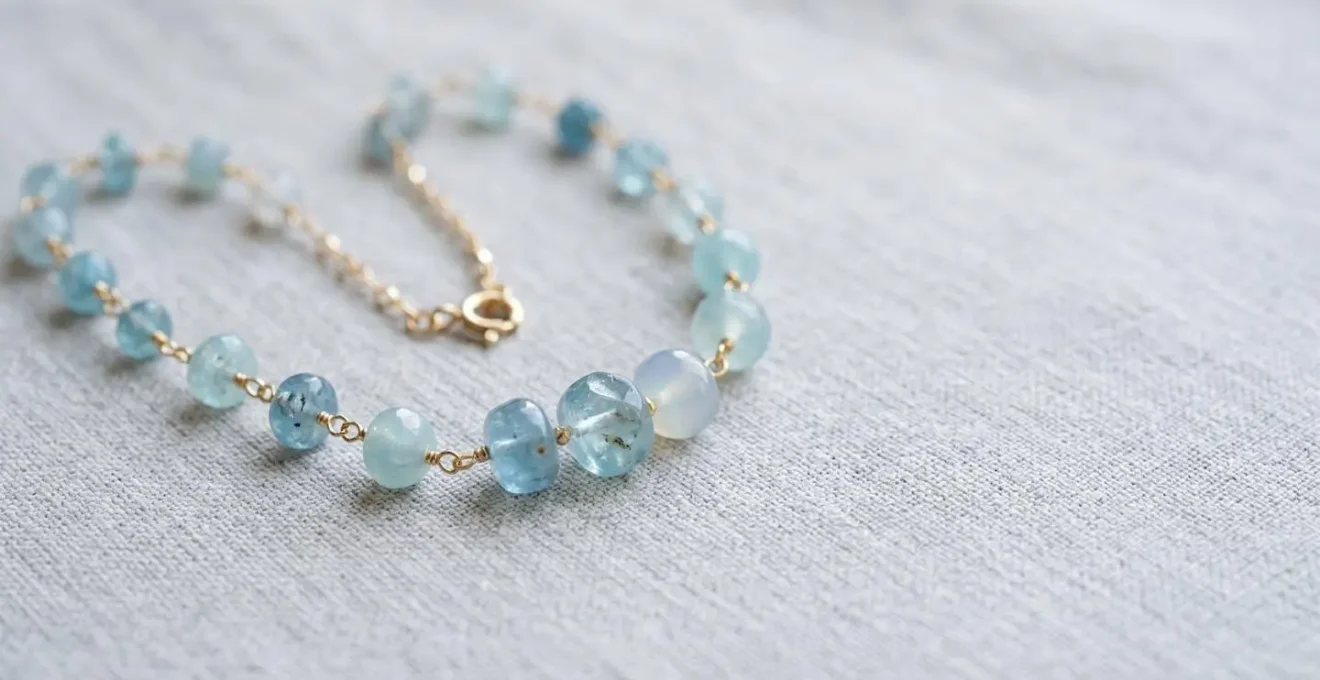 Collier en pierre naturelle posé délicatement sur une surface minimaliste évoquant le calme et la confiance pour la prise de parole